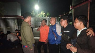 Foto: Para pengurus PC AI FSPMI Purwakarta saat aksi tgl 7-8 depan Pabrik PT Sepatu Bata Purwakarta.