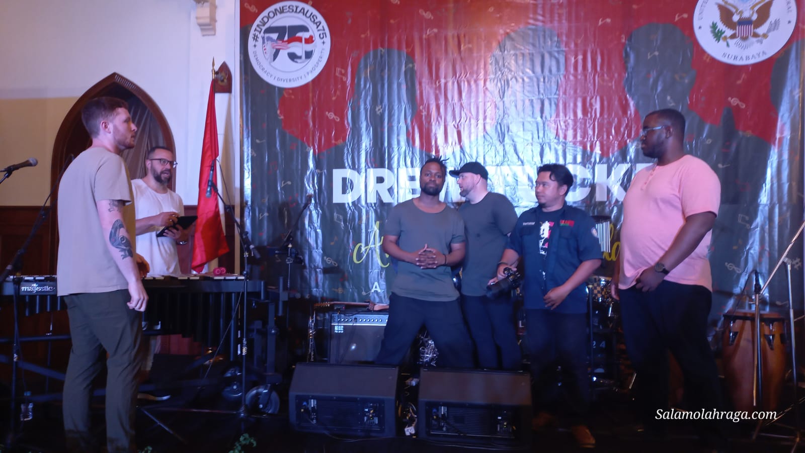 Foto: Wartawan salamolahraga.com saat wawancara dengan Drew Tucker and The New Standard.