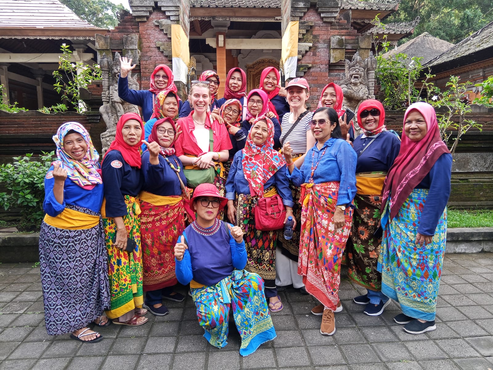 Foto: Ibu-Ibu anggota FORKEB KEBRAON saat di BALI.