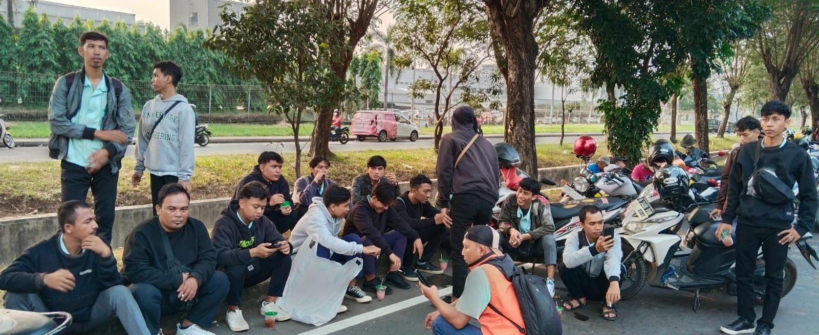 Foto: Buruh PT SII saat bersiap mengikuti aksi solidaritas.