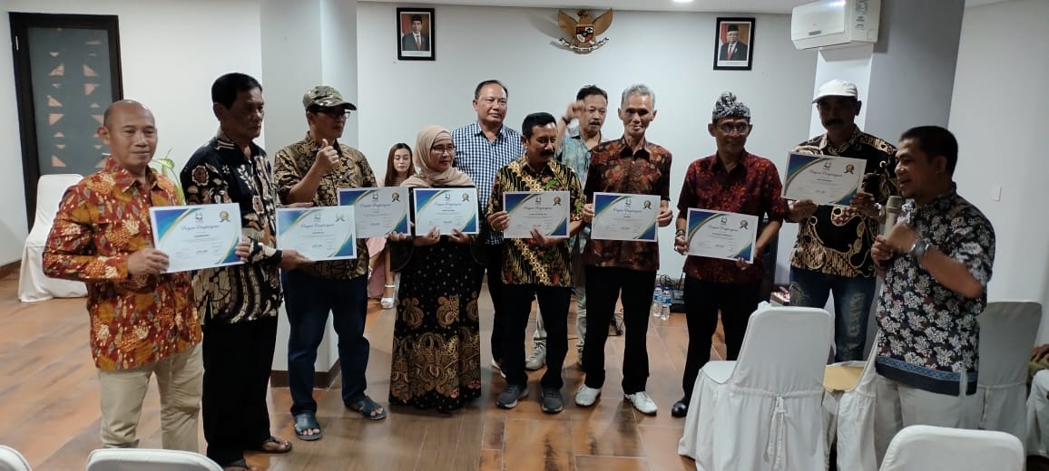 Foto: Pemberian Piagam kepada Kepengurusan FORKEB lama dan baru.