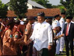 Pj. BUPATI SUGIAT S.Sos. M.Psi. T. BERTINDAK SEBAGAI PEMBINA UPACARA PADA PERINGATAN HARI PENDIDIKAN NASIONAL DI LAPANGAN PEMKAB JOMBANG