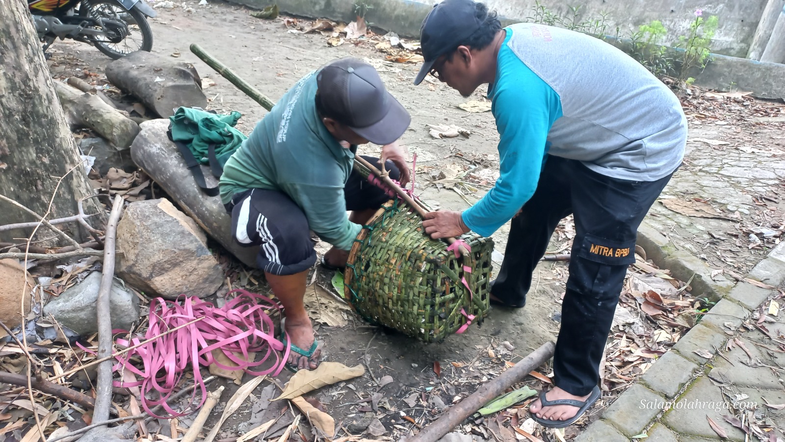 Foto: Alat sederhana yang digunakan pasukan SATGAS JOGO KALI tampak tidak mampu lagi bekerja.
