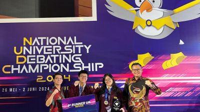 Dari kiri: Nico Fernando (Pelatih Tim Debat Bahasa Inggris Institut Bisnis IT&B), ⁠Carlos Wijaya, ⁠Zivanka Gonawi, dan Wakil Rektor III Institut Bisnis IT&B, Ir. Albert Masli, S.E., S.P., M.M., M.Pd. di Universitas Terbuka, Tangerang - Banten.