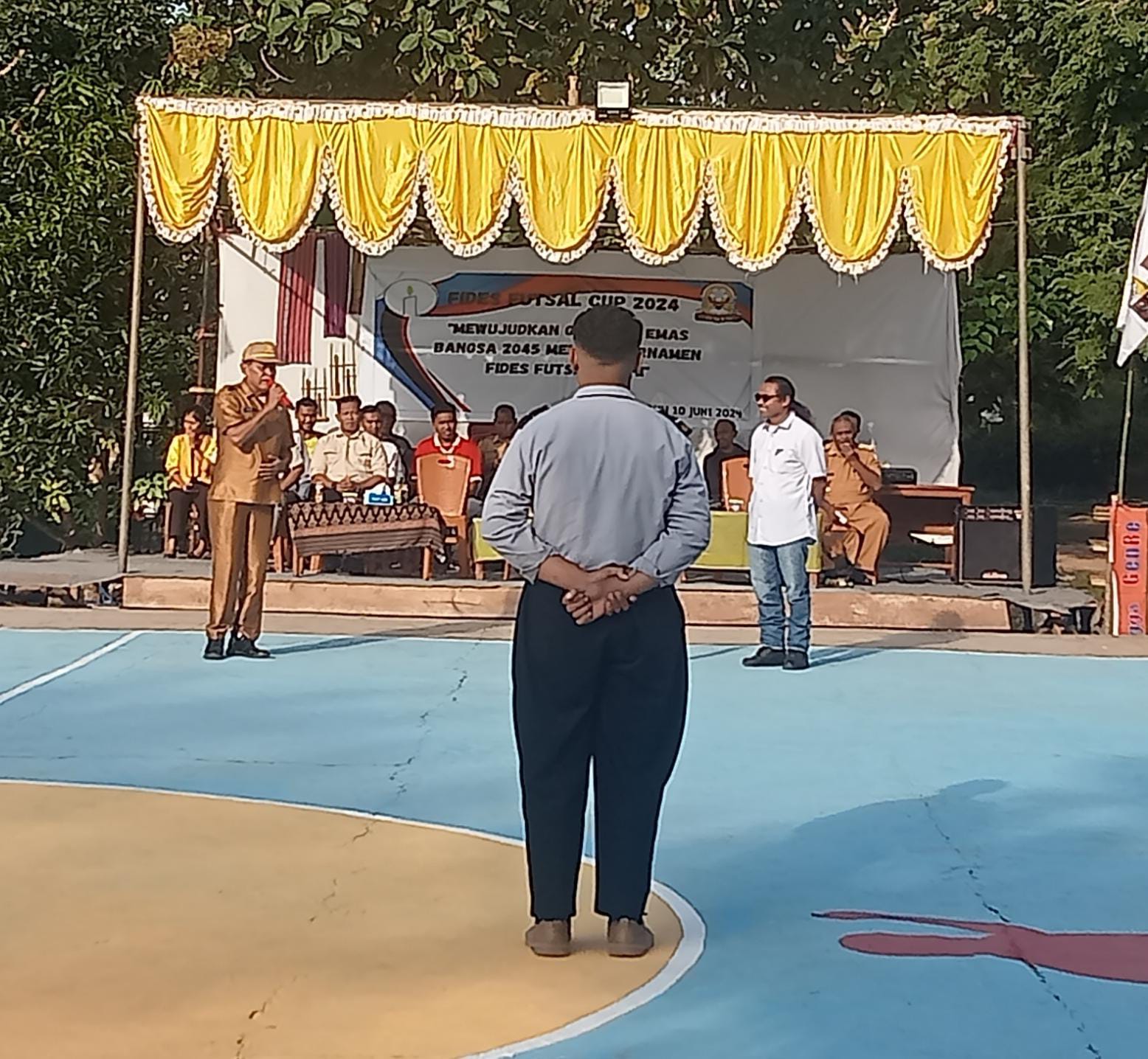 Foto: Kepala Sekolah SMAK FQI dan Kepala Dinas Pemuda dan Olahraga Kabupaten TTU disaksikan tamu undangan dan seluruh peserta lomba ketika membuka kegiatan Fides Futsal Cup II 2024.