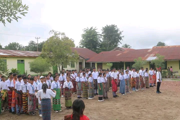 Foto: Peserta didik SMA Swasta Pelita Karya Kefamenanu dalam mengikuti upacara.