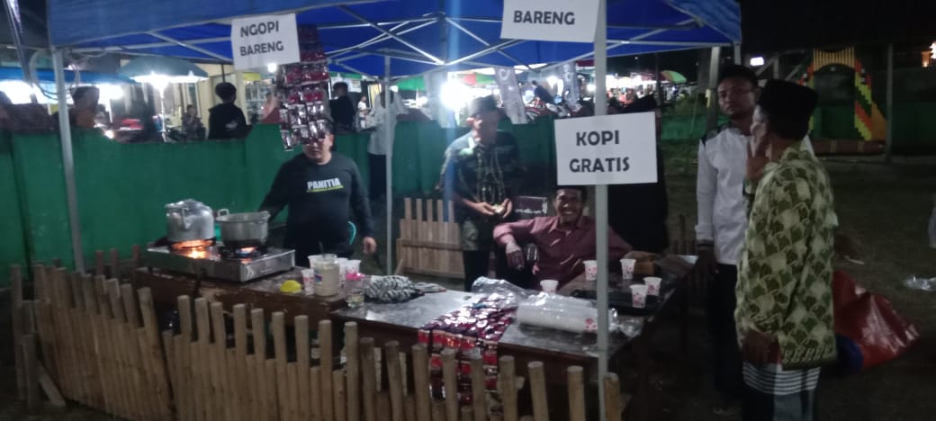 Foto: Ngopi bareng gratis di halaman sekolah.