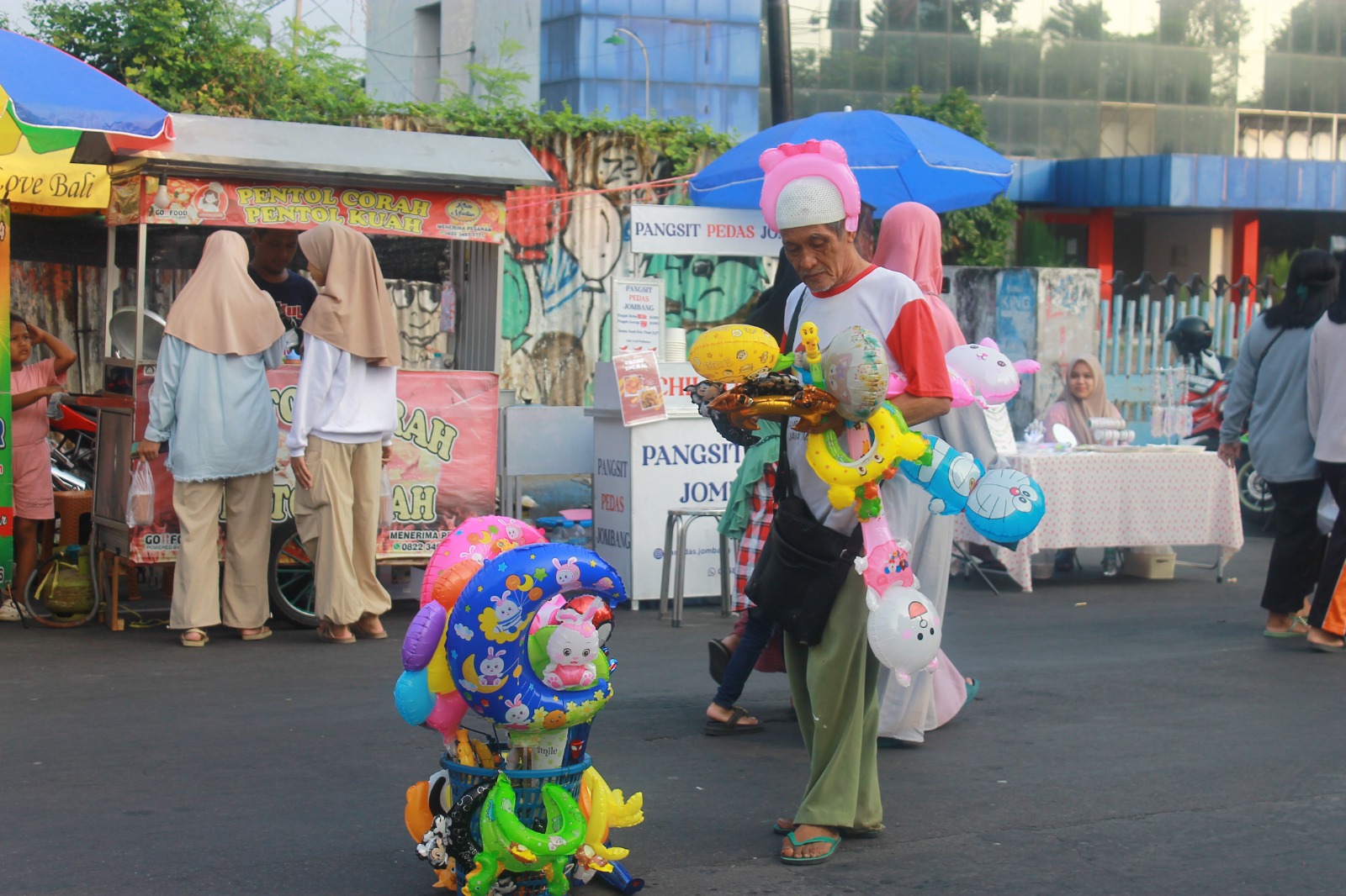 Foto: Penjual balon yang sudah berusia 67 tahun mencari keuntungan dalam Car Free Day.