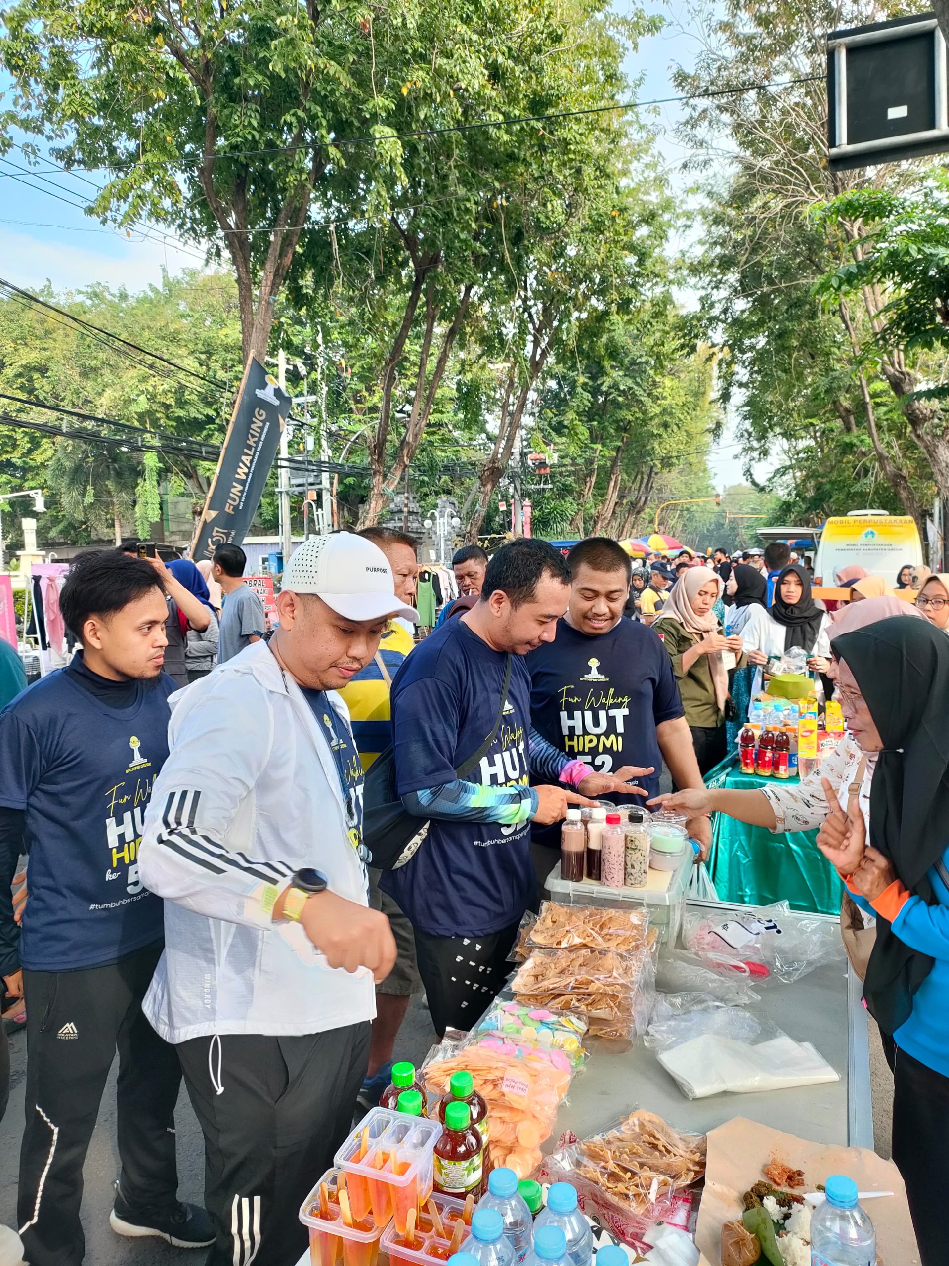 Foto: Ketum HIPMI Yayan dan Mantum Dimas (DPRD) sedang memborong produk UMKM.