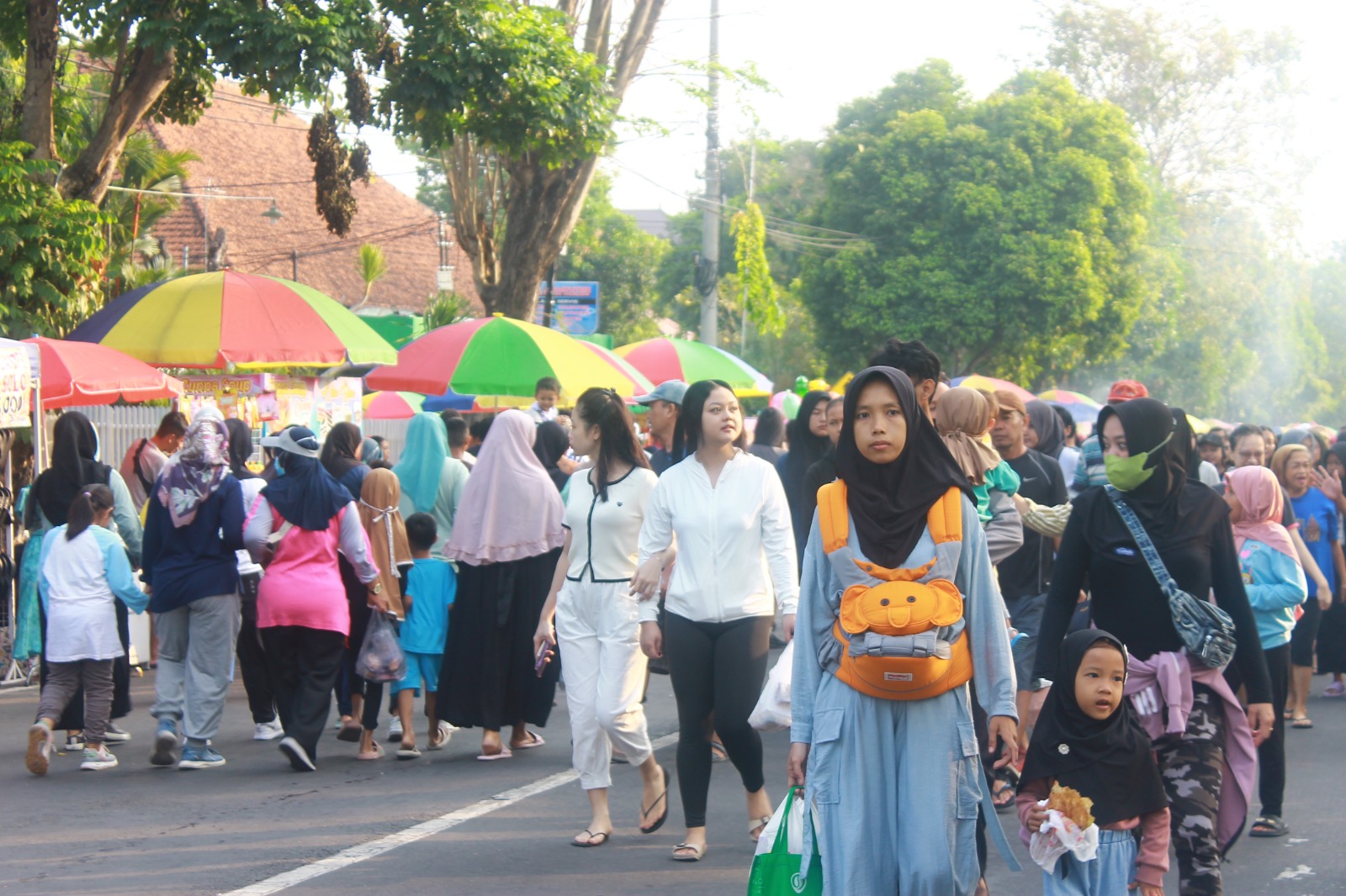 Foto: Masyarakat melebur dan menyatu dalam Car Free Day yang diselenggarakan Pemerintah Kabupaten Jombang setiap Minggu.