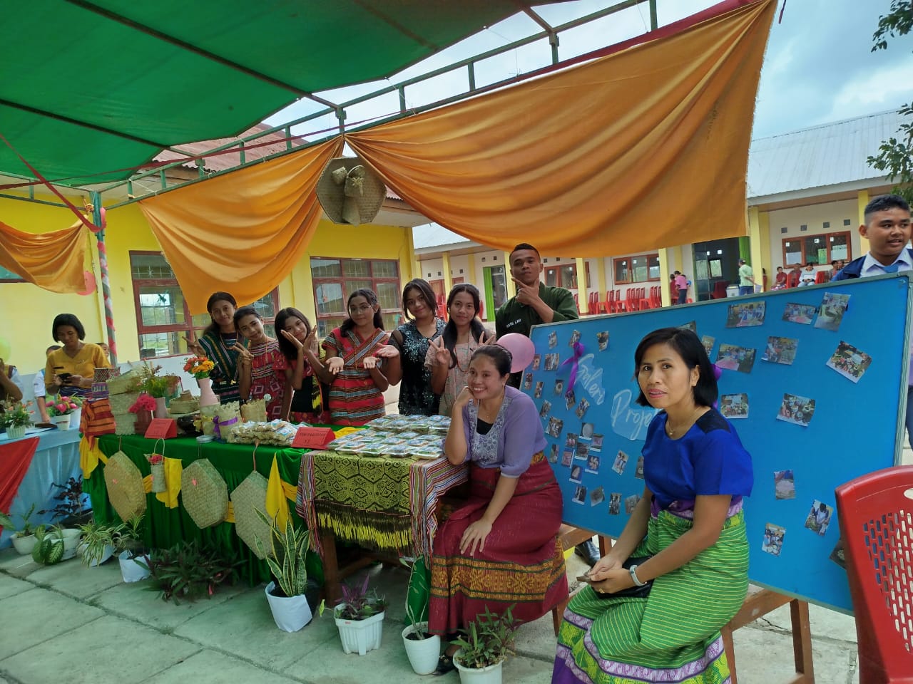 Foto: Guru-guru pendamping dan peserta didik SMAN 2 Kefamenanu dalam memamerkan hasil karya.