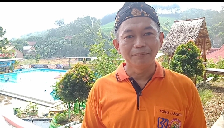 Foto: Bapak Rohan Kepala Desa Ngampungan.