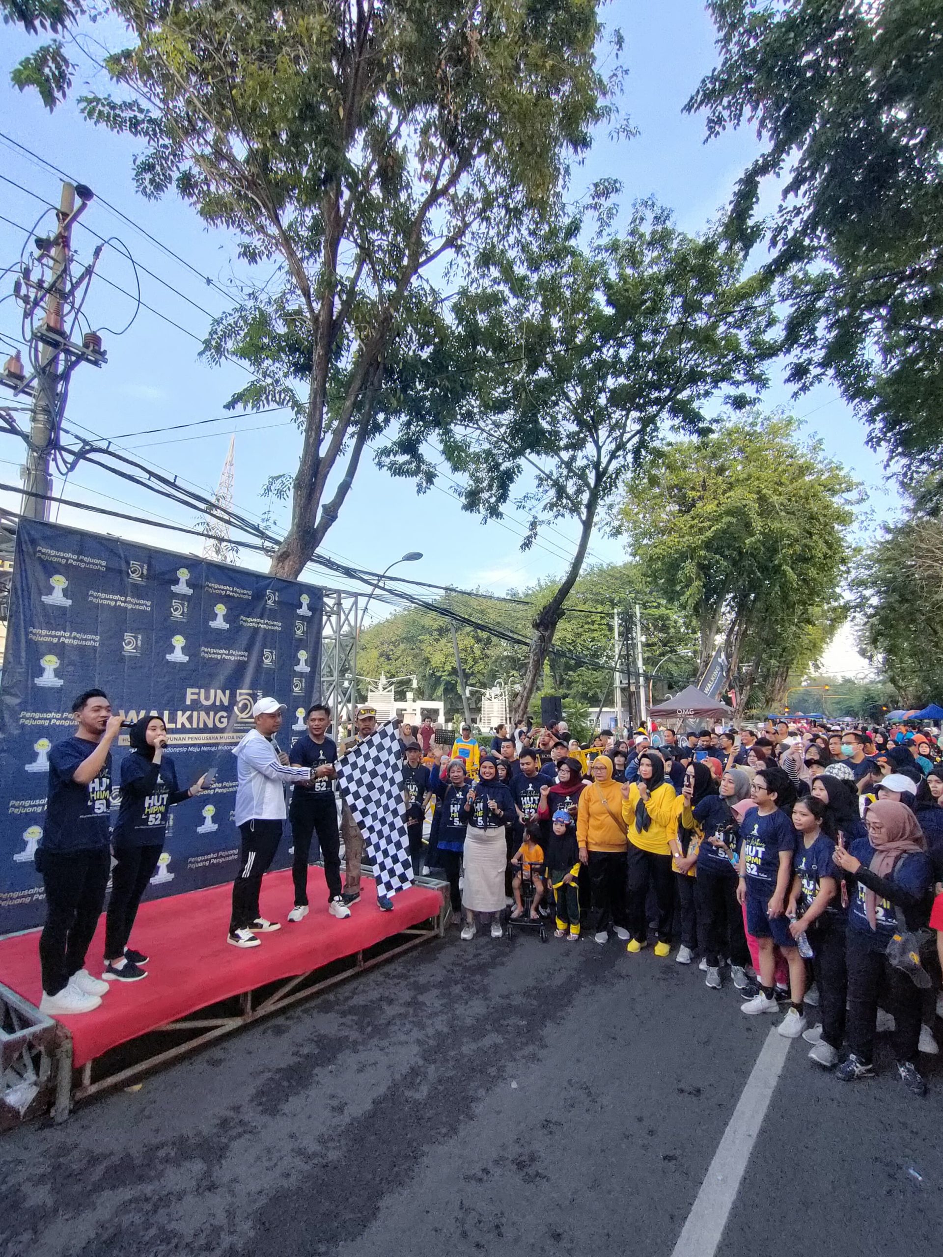 Foto: Ketua BPC HIPMI Gresik Yayan memberangkatkan peserta Fun Walking di Wahana Ekspresi Poesponegoro.