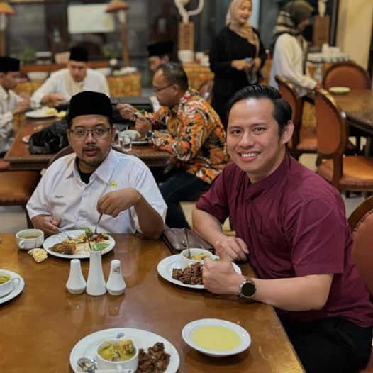 Foto: Mas Mufid Ketua PWI Kab. Jombang (kiri) makan bersama Sandy Dolorosa Ketua PWO Kab. Jombang (kanan).