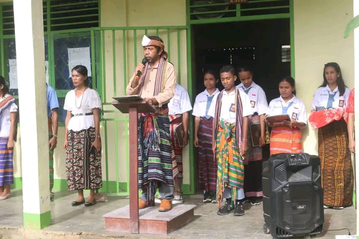 Foto: Kepala Sekolah SMA Swasta Pelita Karya Kefamenanu ditengah memberi amanatnya dalam upacara.