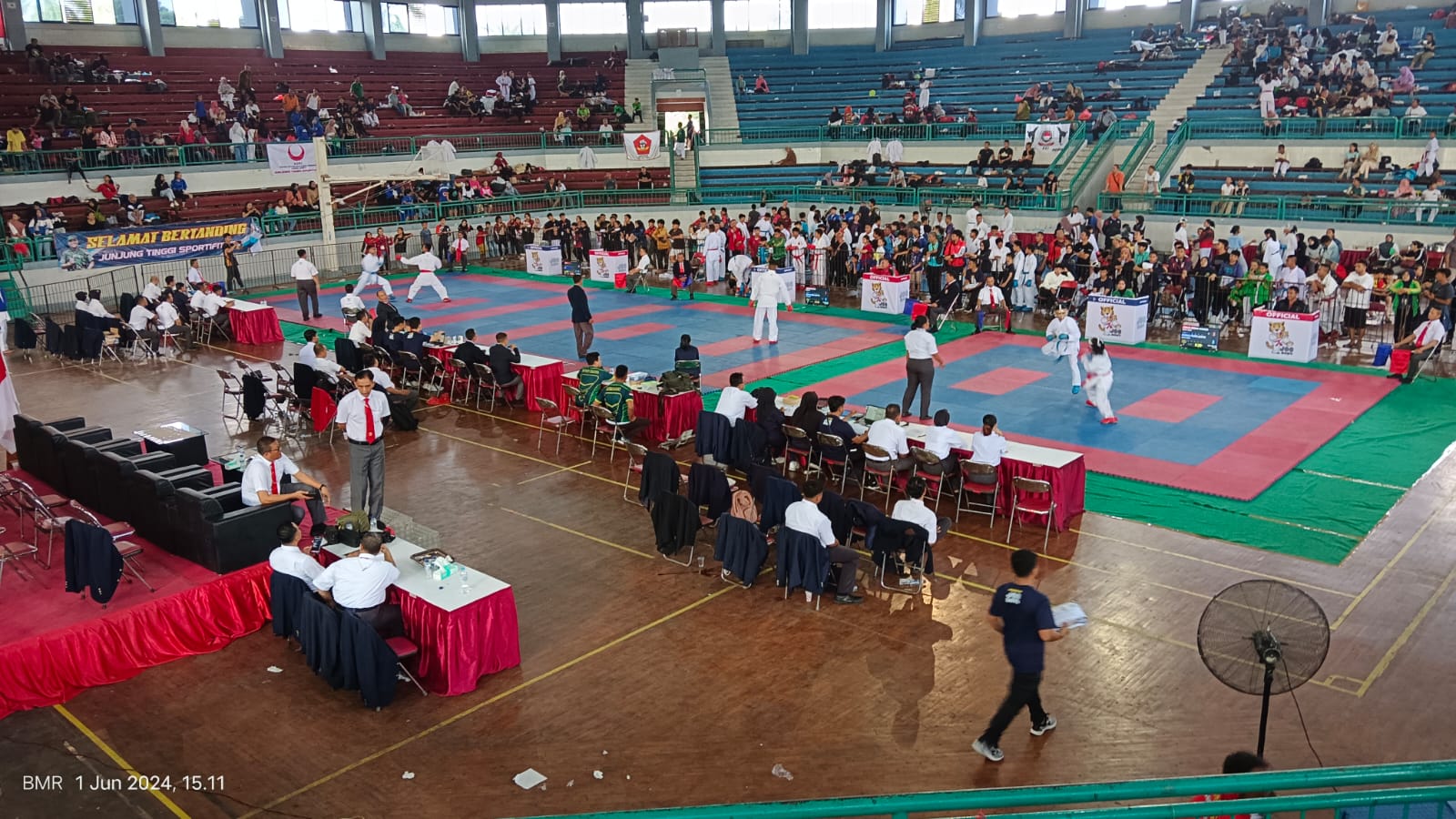 Foto: Suasana Pertandingan Kejuaraan Karate JKC 2024 di GOR PKPSO JEMBER.