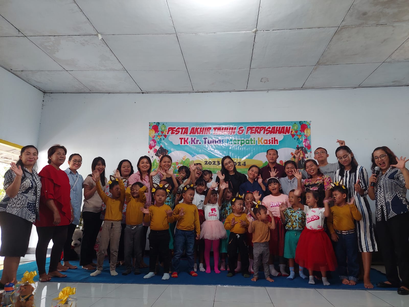 Foto bersama semua Wali Murid dan peserta didik.