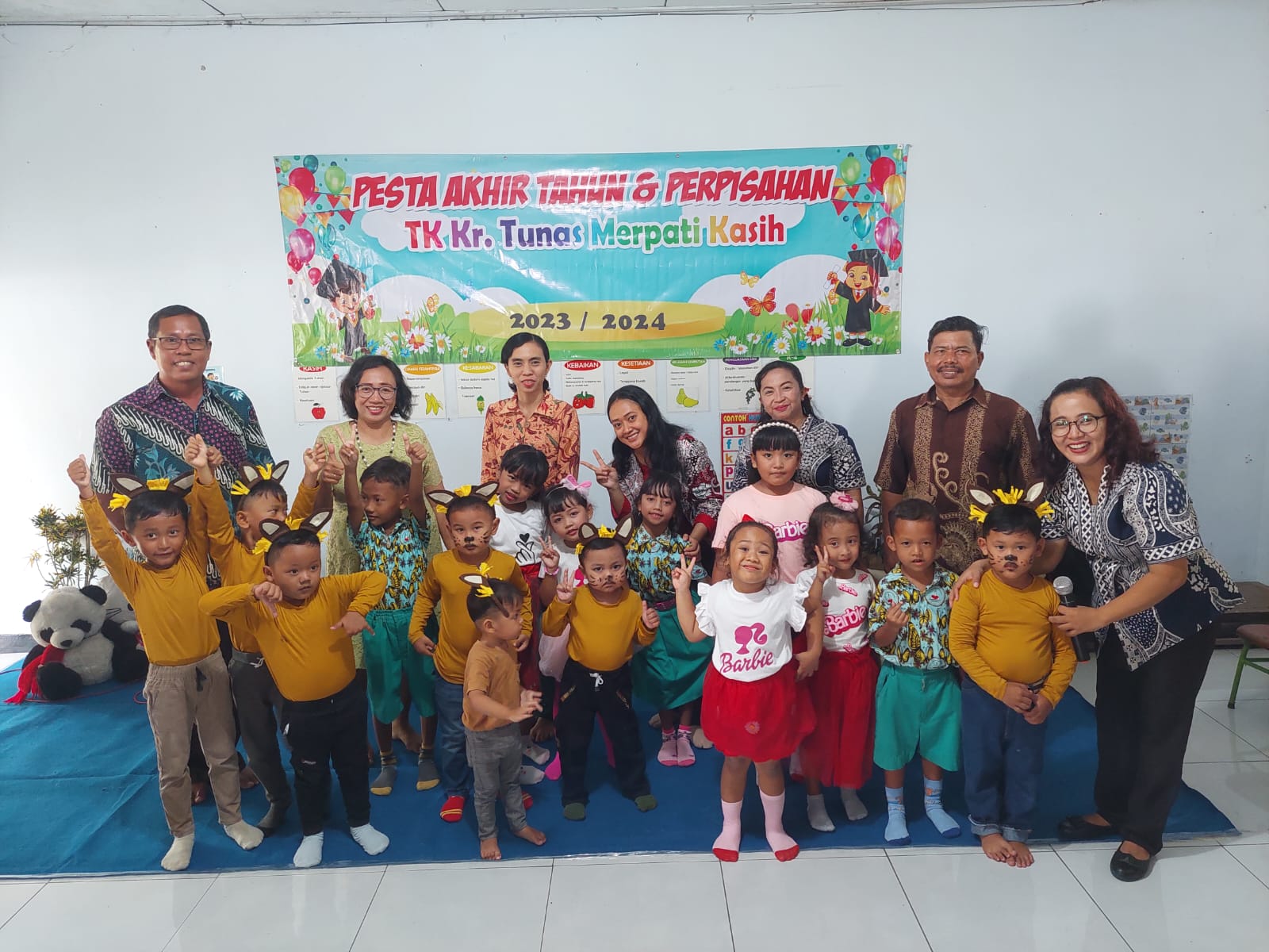 Foto bersama murid TK. Kr. Tunas Merpati Kasih bersama Pengurus Yayasan dan Komite, Ibu Guru serta Ibu Pendeta.