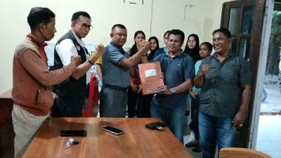 Foto: Penyerahan berkas pendaftaran keanggotaan kepada Pengprov IPSI NTT, diserahkan oleh Emanuel Taji (Ketua).