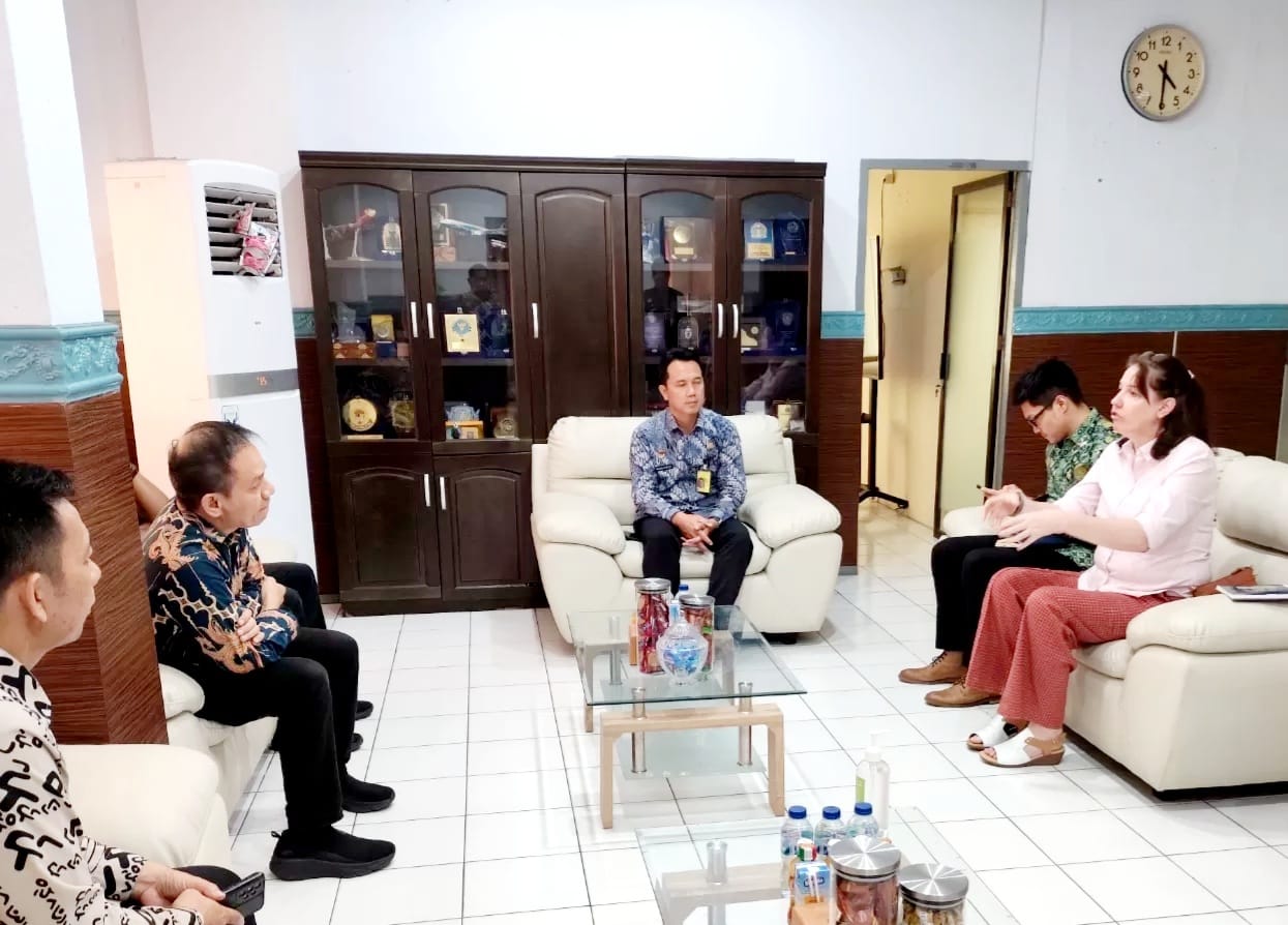 Kepala Kantor Imigrasi (Kakanim) Kelas I TPI Manado, Rachmat saat menerima kunjungan dari Konsulat Jenderal Australia.