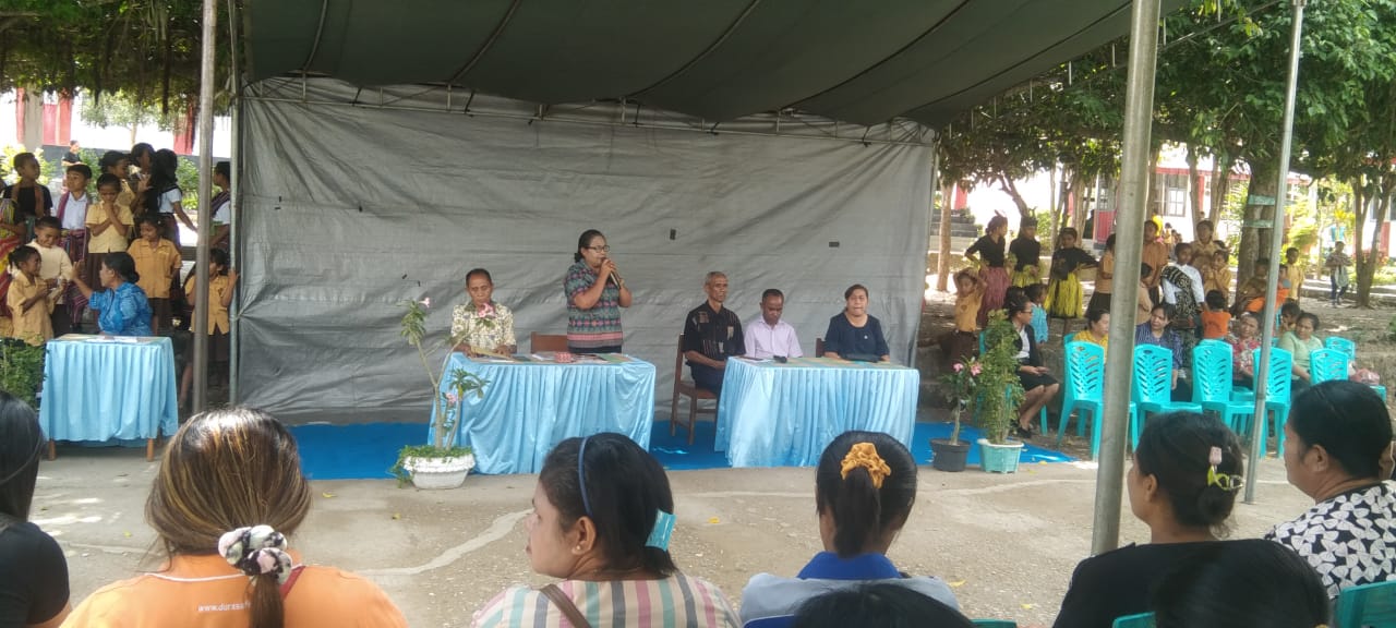 Foto: Kepala Sekolah SDN Neonbat memberikan sambutan.