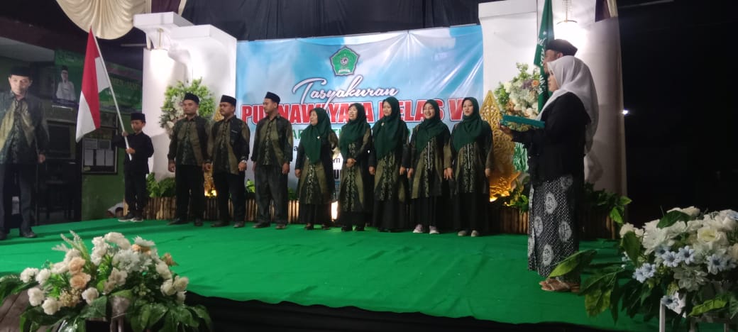 Foto: Pembukaan purnawiyata MI Tarbiyatul Mubtadiin menyayikan lagu Indonesia Raya.