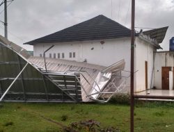 Angin Kencang Disertai Hujan Rusak Atap Rumah Warga dan Kanopi Mushola di Desa Teluk Lubuk