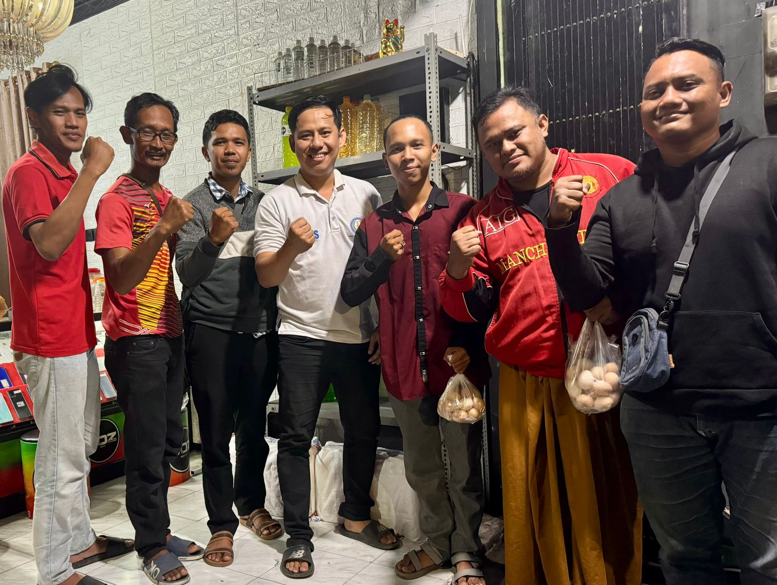 Foto: Ketua PWO Kab. Jombang beserta pengurus dan anggota saat pengambilan telur dan konsolidasi ringan.