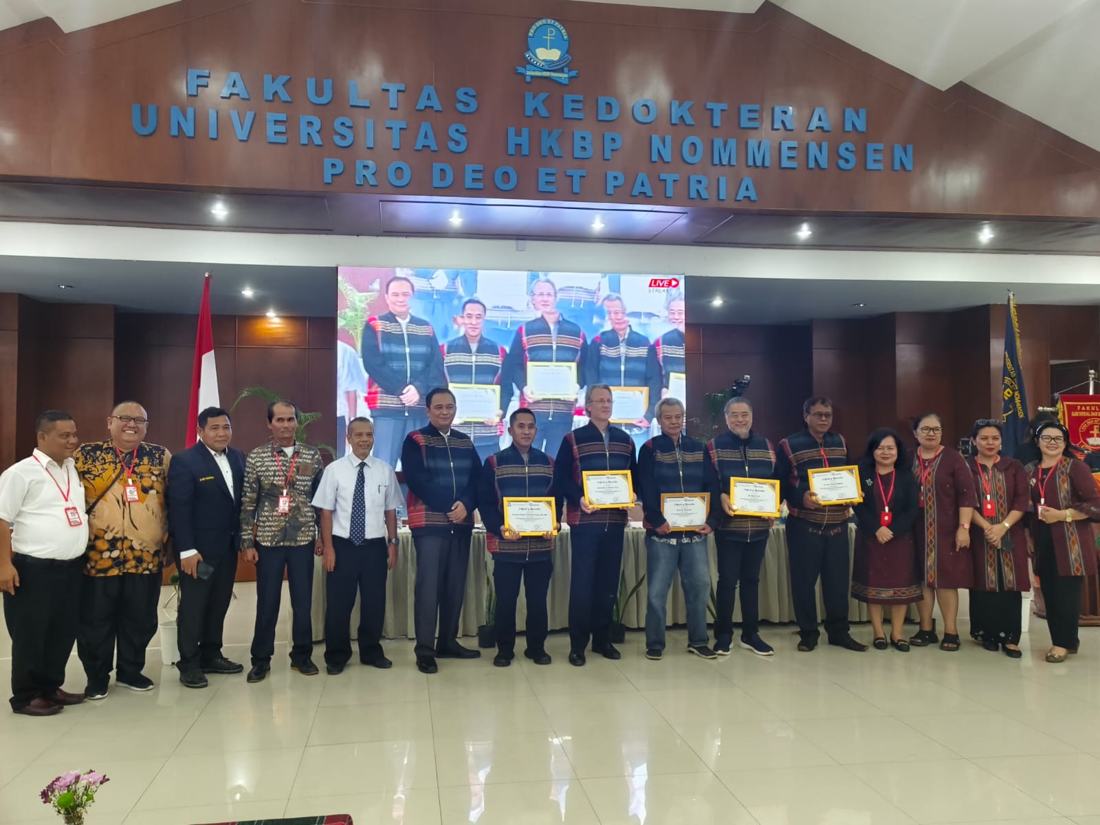 Foto: Guru Besar dari Swiss Prof. Dr. Alexander J. Klemm, Peneliti BRIN Prof. Dr. Subarudi, M.WoodSc, Dr. Aaron Loh, Kompol Andika Purba diabadikan bersama Rektor UHN Medan Dr. Richard AM Napitupulu, ST, MT, Dekan Dr. Drs. Nalom Siagian, MM setelah selesai acara.
