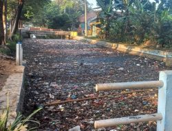 SATGAS JOGO KALI BERSIHKAN PINTU AIR SEKUNDER PLOSO YANG TERCEMAR LIMBAH DAN SAMPAH HINGGA MENUMPUK DI DAM PESANTREN TEMBELANG JOMBANG