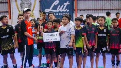 Foto: Penyerahan hadiah kepada juara 1 SDN Semambung oleh Bapak Zaki Anas S.Pd Ketua KKG PJOK Wonoayu di lapangan LUT Futsal.