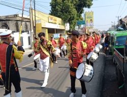 Ribuan Warga Melihat Pawai Samenan di Sukabumi