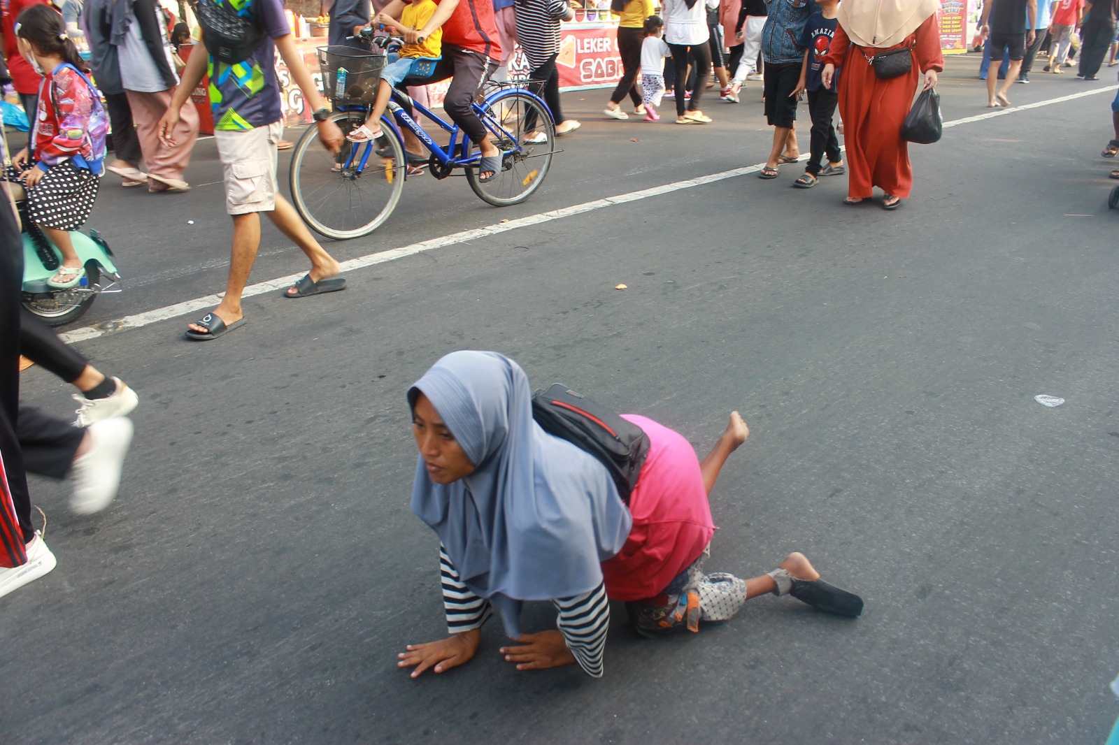 Foto: Masyarakat yang tidak beruntung dan mengambil peran sebagai pengemis juga tidak tertinggal memanfaatkan momen CFD, dan ini nyata bahwa pengemis dengan berbagai kondisi sosial itu ada di Jombang ini.