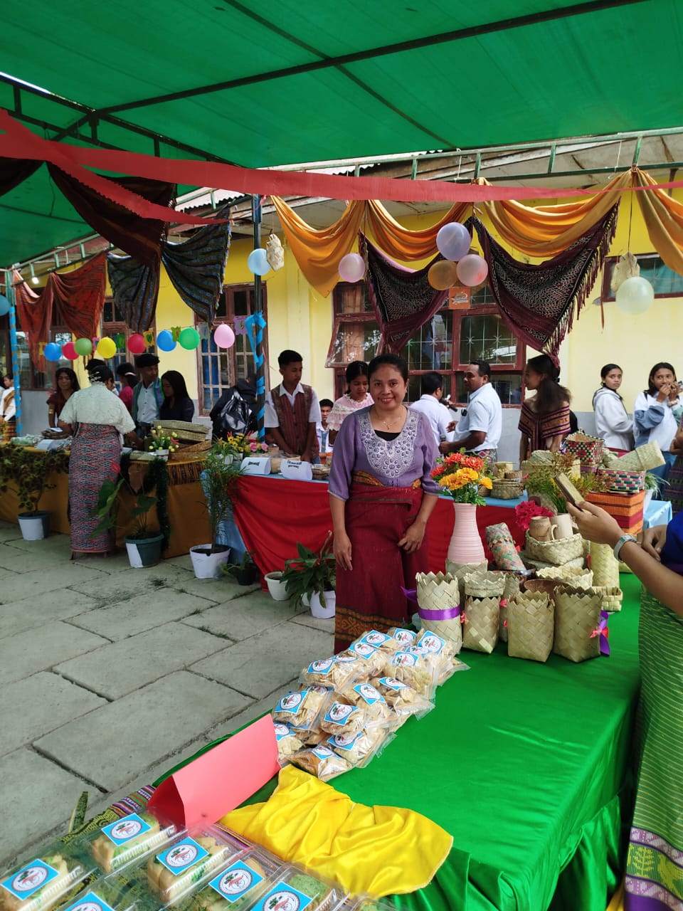 Foto: Kerajinan tangan dan produk makanan lokal yang dihasilkan oleh peserta didik SMA 2 Kefamenanu.