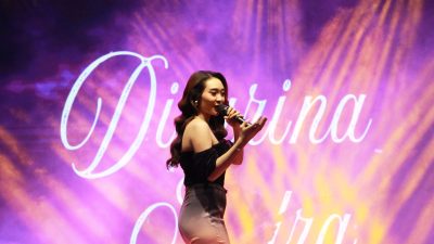 Foto: Difarina Indra menyapa dan menghibur masyarakat Jombang dalam peluncuran maskot dan jingle Pilkada Bupati dan Wakil Bupati Jombang.