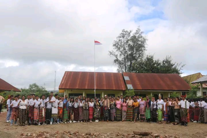 Foto bersama seluruh civitas akademik SMA Swasta Pelita Karya usai upacara.
