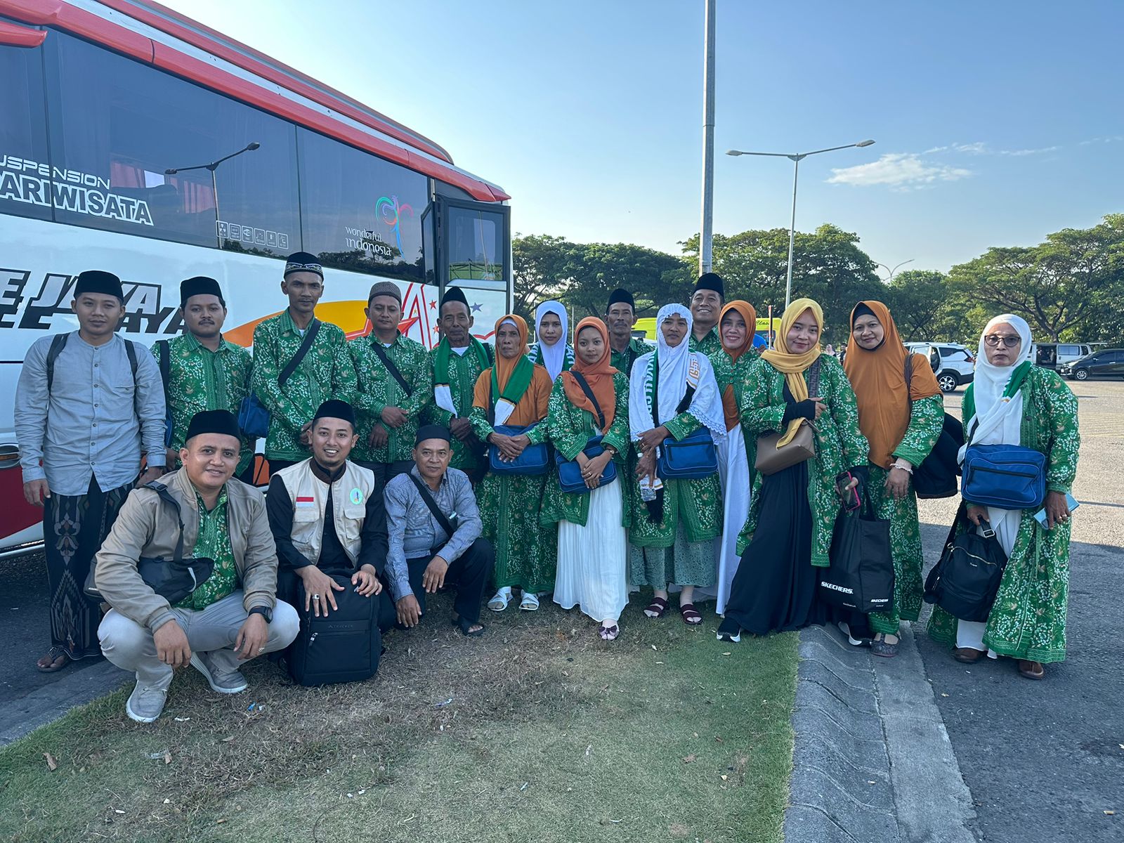 Foto: Jama'ah haji khusus yang didampingi Gus H.Abdul Muhit di Bandara Internasional.