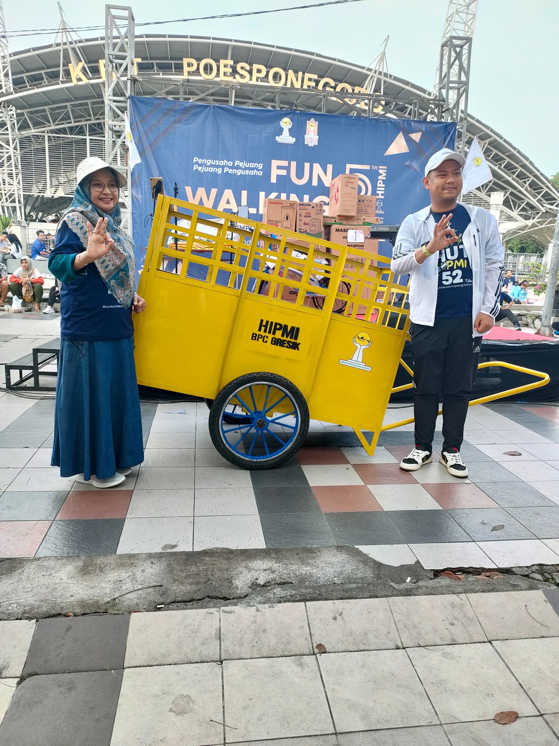 Foto: BPC HIPMI Gresik peduli lingkungan, ditandai dengan memberikan 3 gerobak kepada Dinas Lingkungan Hidup.
