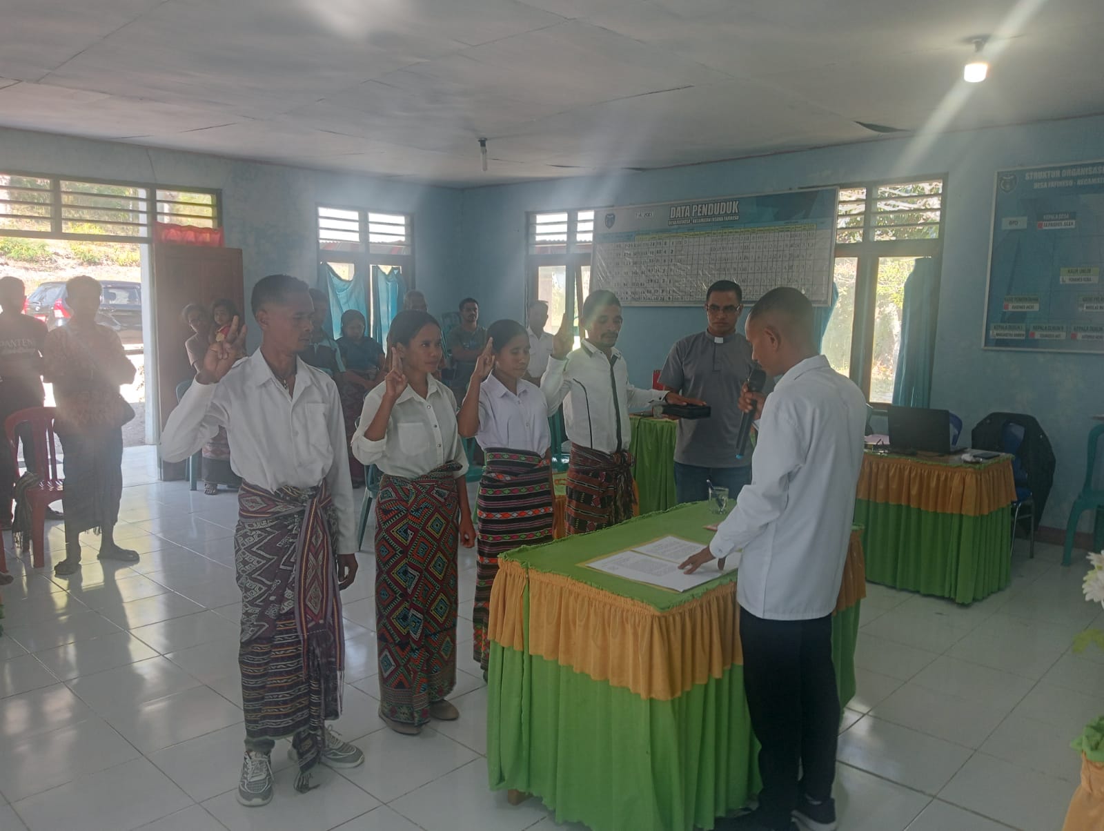 Foto: Kepala Desa Alfridus Alen, S.Pd bersama para saksi melantik Keempat Aparat Desa Fafinesu yang baru.