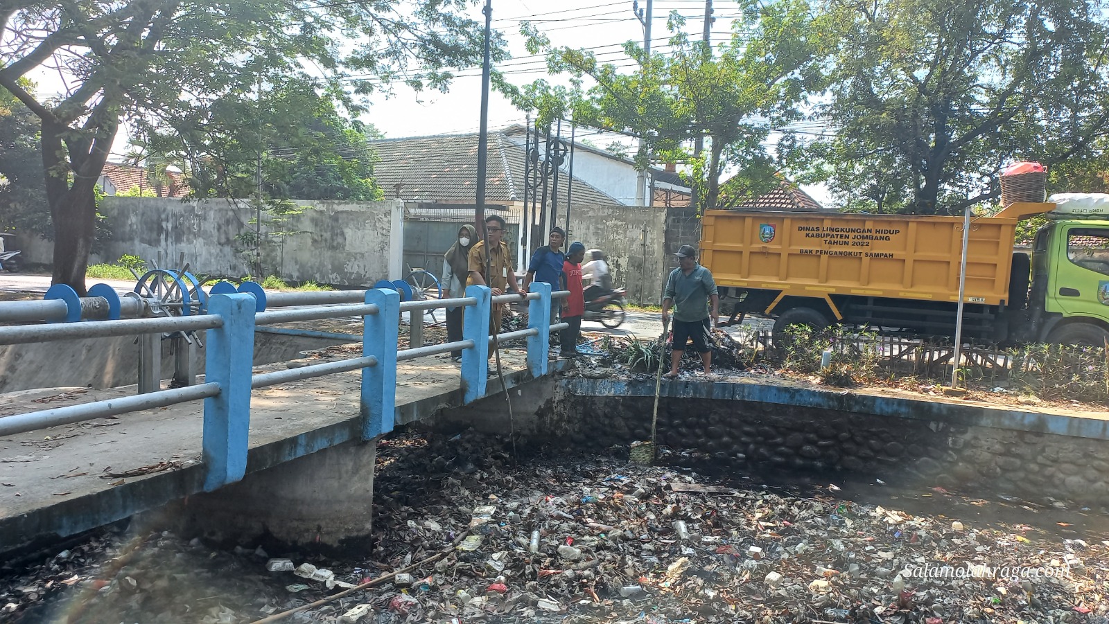 Foto: Pengangkatan sampah dan limbah yang mencemari Kali Gude.