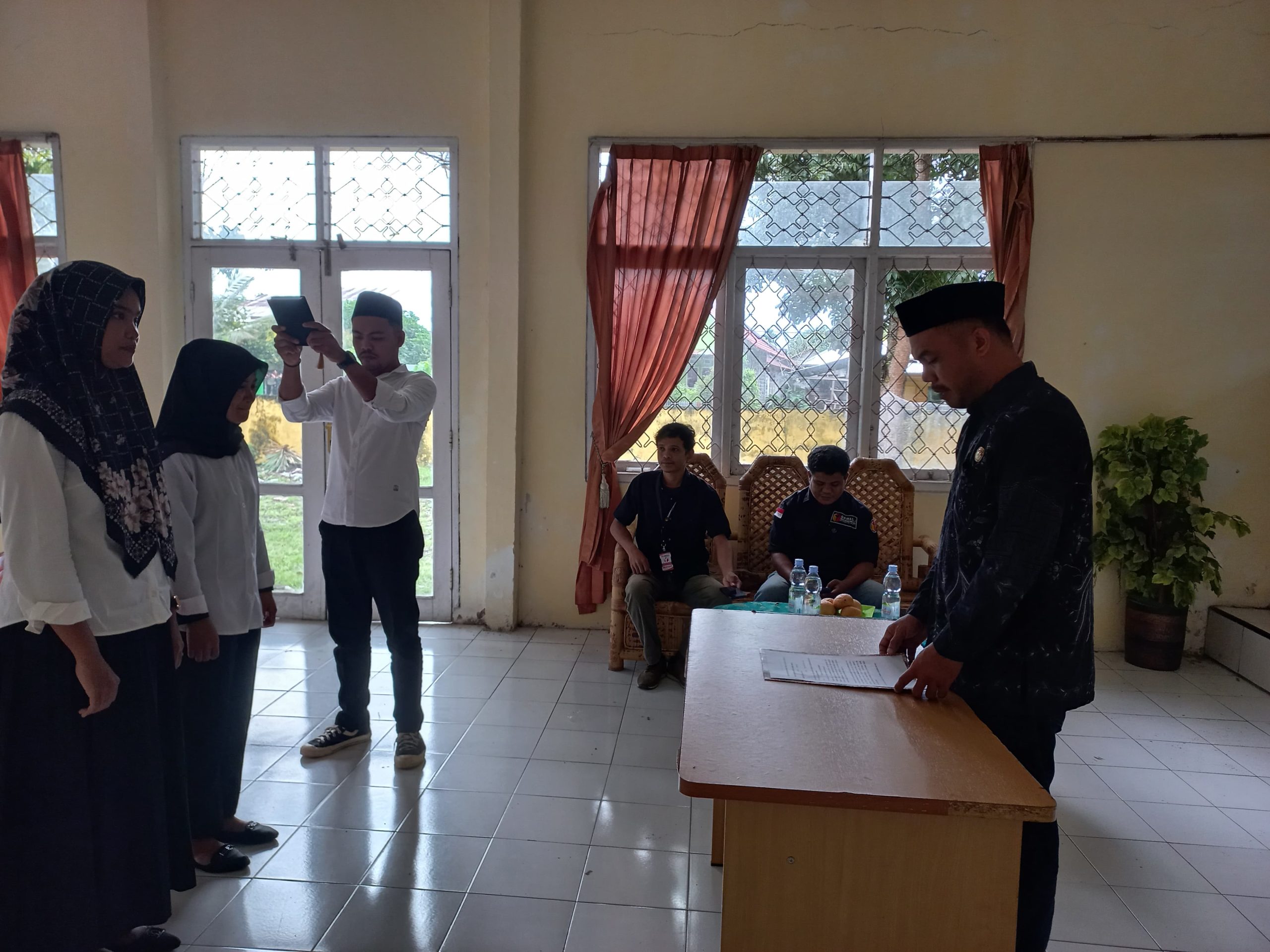 Foto: Pengambilan Sumpah Janji oleh Ketua PPK terhadap Anggota PPS PAW.