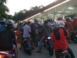 ANTRIAN PANJANG DI SALAH SATU SPBU DI KOTA KEFAMENANU NTT