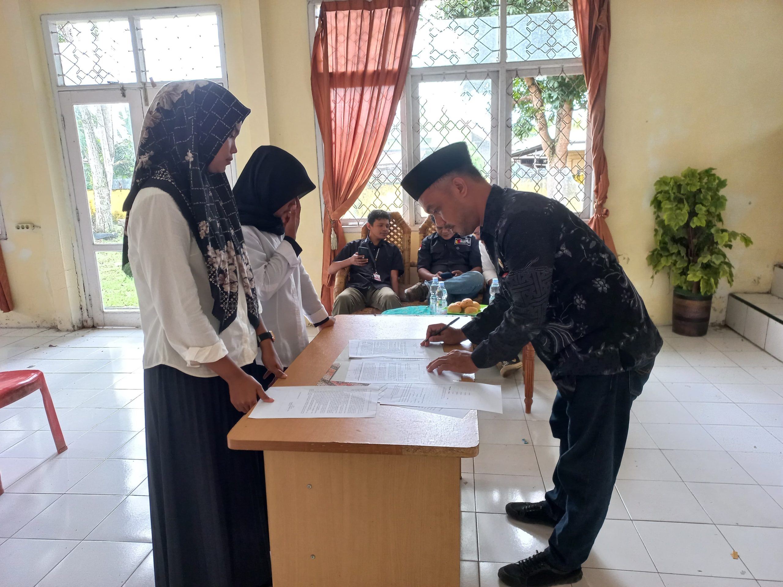 Foto: Penandatanganan Pakta Integritas Ketua PPK dan Anggota PPS PAW.