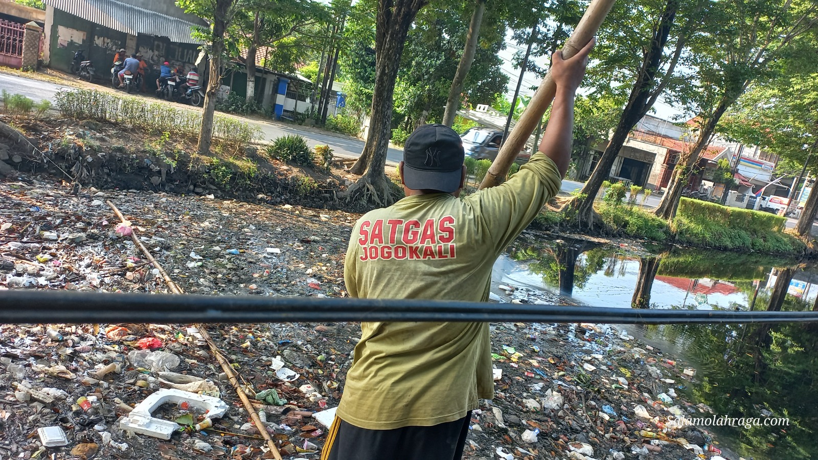 Foto: Salah satu pasukan SATGAS JOGO KALI saat menarik sampah yang tercampur limbah untuk diangkat.