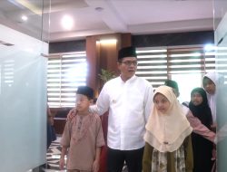 Menyentuh! Bupati Dadang Supriatna Ajak Puluhan Anak Yatim Piatu Singgah ke Ruang Kerjanya