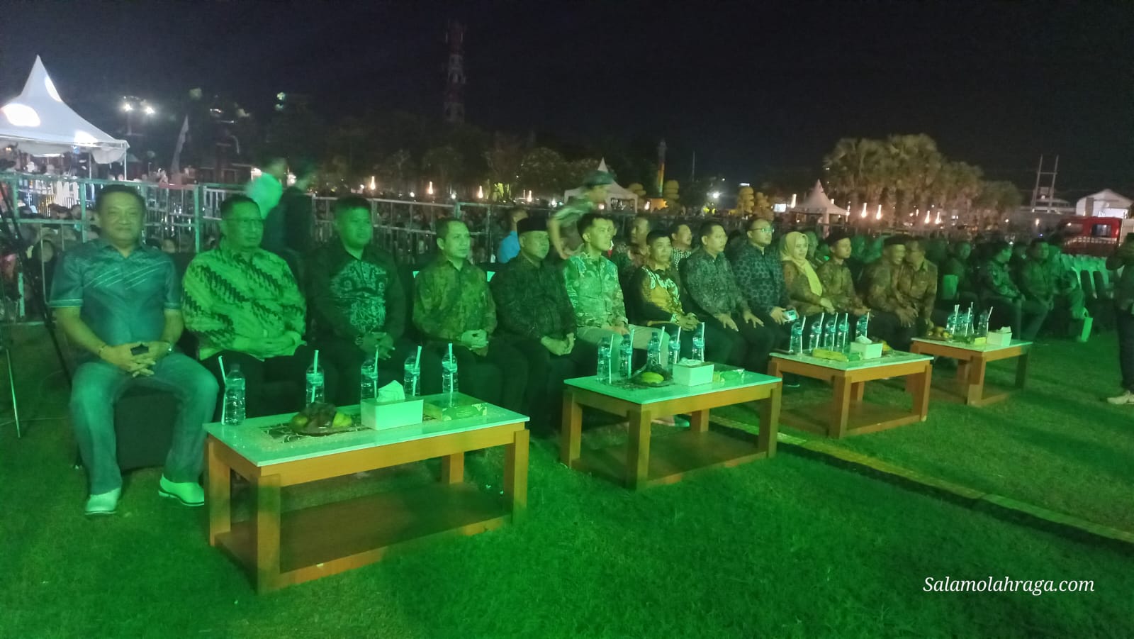 Foto: Pj. Bupati Jombang dan jajaran juga para undangan Peluncuran Maskot dan Jingle Pilkada Bupati dan Wakil Bupati Jombang dalam Nobar Indonesia Vs Philipine.