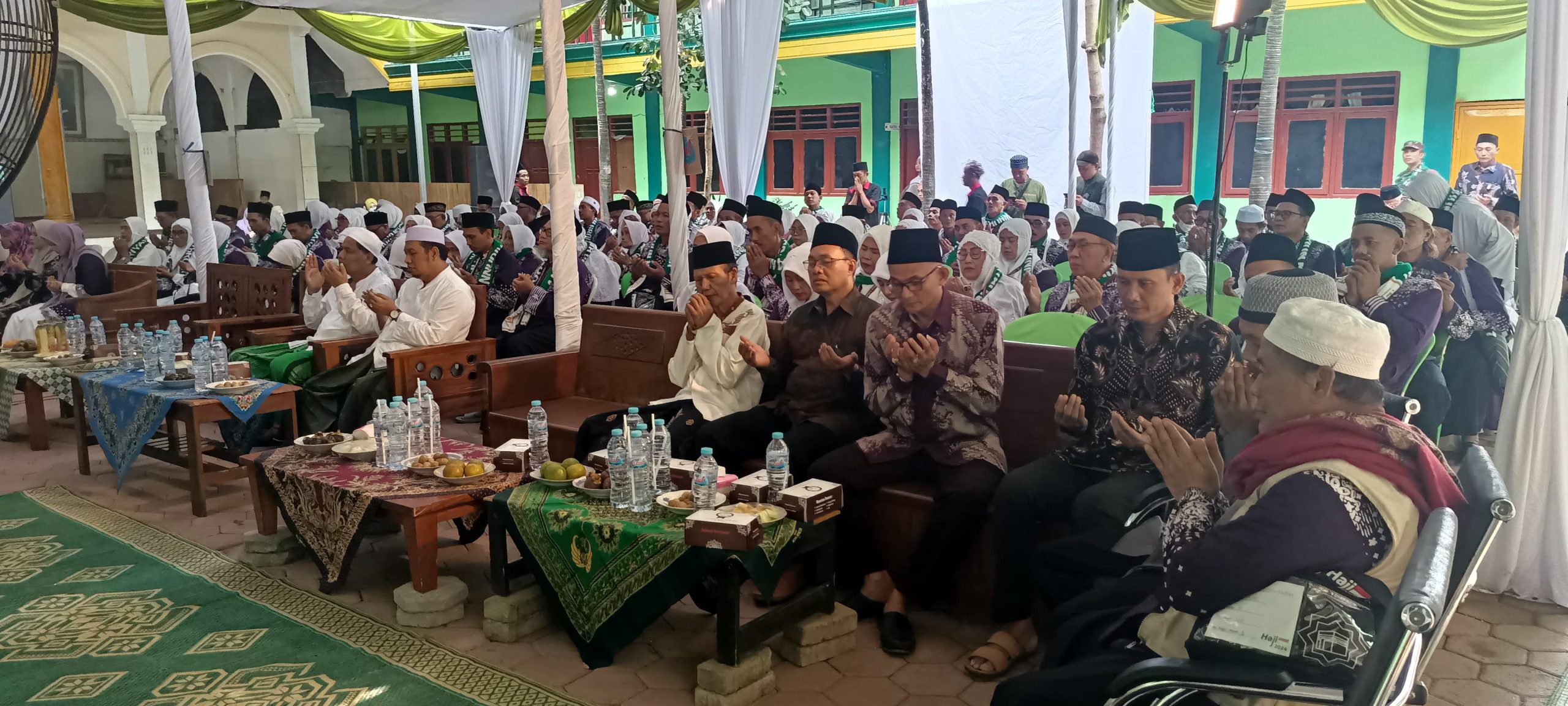 Foto: Pengasuh Pondok Pesantren KH Mishbahuddin, M.Pd.I serta jajaran Pemerintah Kabupaten Gresik beserta Jamaah sangat khidmat dalam acara.
