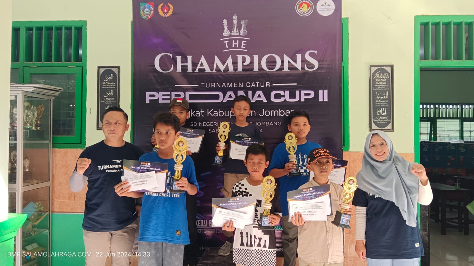 Foto: Para Juara kategori Yunior E Putra bersama Ketua Panitia.