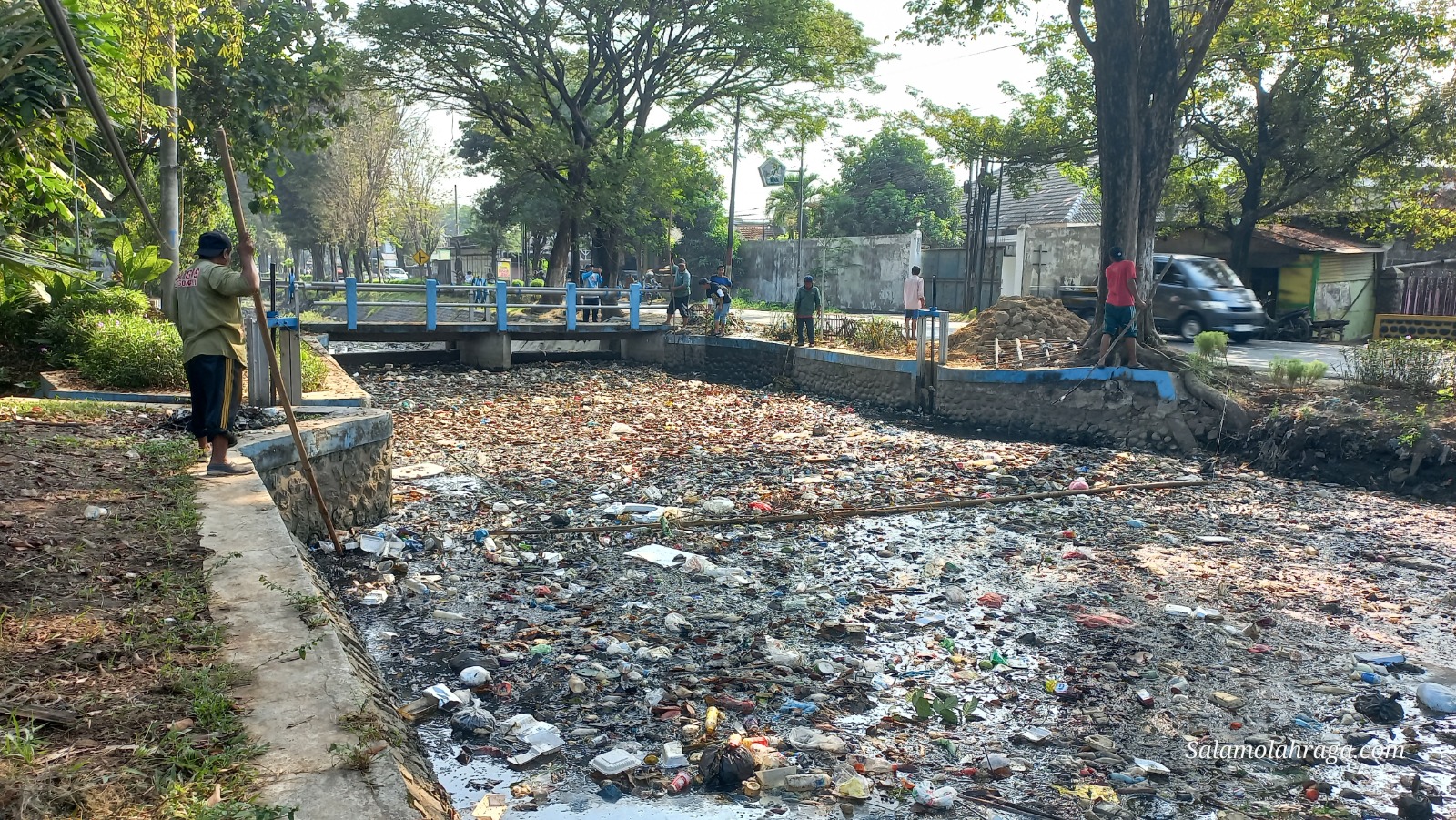 Foto: Sampah rumah tangga yang terbawa limbah industri terhenti di dam Pesantren dan menumpuk hingga menimbulkan bau yang tidak sedap.
