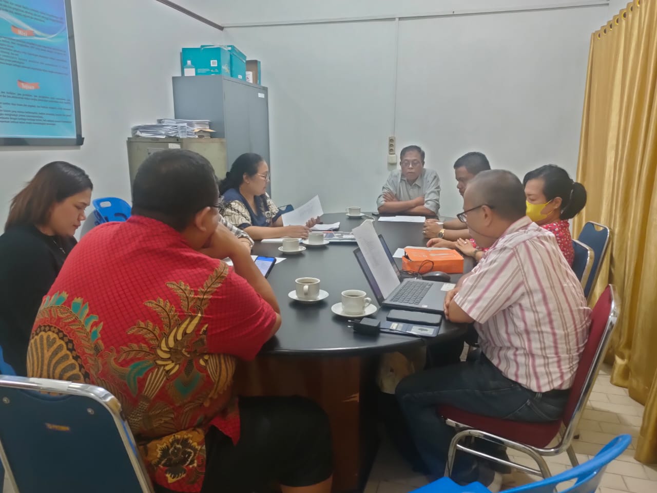 Foto: Dekan Fisipol UHN Medan Dr. Drs. Nalom Siagian, MM memimpin rapat pematangan dan finalisasi Seminar Internasional NICSPEEP 2024 di ruang rapat Fisip UHN Medan.